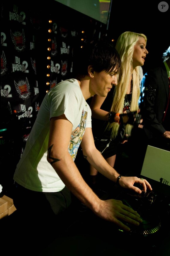 Samedi 30 octobre, Activision dynamitait la Paris Games Week, à la Porte de Versailles, avec le show explosif de Sheryfa Luna, Quentin Mosimann et Maxime Torres sur DJ Hero 2 !