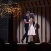 Patrick Swayze amène Jennifer Grey sur la scène et la fait danser dans Dirty Dancing, une magnifique déclaration d'amour !