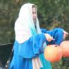 Christina Applegate, enceinte de six mois, se rend chez des amis à Burbank pour fêter Halloween, dimanche 31 octobre.