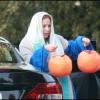 Christina Applegate, enceinte de six mois, se rend chez des amis à Burbank pour fêter Halloween, dimanche 31 octobre.