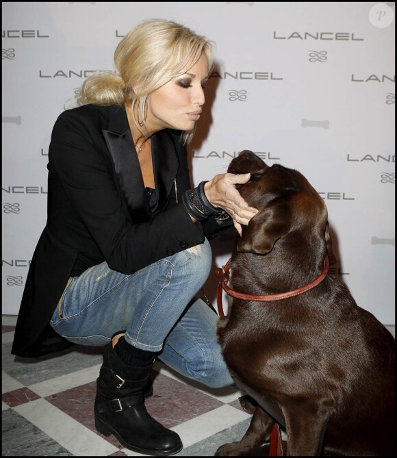 La ravissante Adriana Karembeu à l'occasion du Bal de la Truffe, organisé par la maison Lancel à l'Hôtel Salomon de Rotschild, à Paris, le 8 novembre 2010.