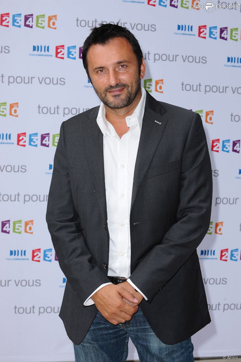 Frederic Lopez Presentateur De Rendez Vous En Terre Inconnue