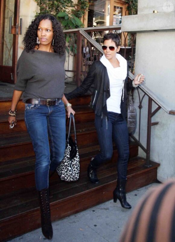 Halle Berry déjeune à Beverly Hills avec son amie l'actrice Garcelle Beauvais, mercredi 10 novembre.