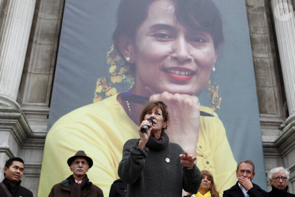 Jane Birkin lors du rassemblement le jour de la libération de l'opposante à la junte birmane Aung San Suu Kyi sur le parvis de l'Hôtel de Ville à Paris le 13 novembre 2010