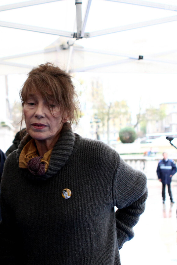 Jane Birkin lors du rassemblement le jour de la libération de l'opposante à la junte birmane Aung San Suu Kyi sur le parvis de l'Hôtel de Ville à Paris le 13 novembre 2010