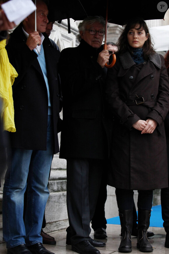 Bertrand Delanoë et Marion Cotillard lors du rassemblement le jour de la libération de l'opposante à la junte birmane Aung San Suu Kyi sur le parvis de l'Hôtel de Ville à Paris le 13 novembre 2010
