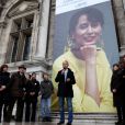 Bertrand Delanoë lors du rassemblement le jour de la libération de l'opposante à la junte birmane Aung San Suu Kyi sur le parvis de l'Hôtel de Ville à Paris le 13 novembre 2010