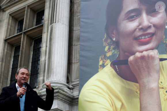 Bertrand Delanoë lors du rassemblement le jour de la libération de l'opposante à la junte birmane Aung San Suu Kyi sur le parvis de l'Hôtel de Ville à Paris le 13 novembre 2010