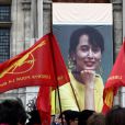 lors du rassemblement le jour de la libération de l'opposante à la junte birmane Aung San Suu Kyi sur le parvis de l'Hôtel de Ville à Paris le 13 novembre 2010