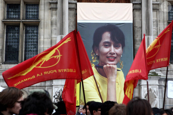 lors du rassemblement le jour de la libération de l'opposante à la junte birmane Aung San Suu Kyi sur le parvis de l'Hôtel de Ville à Paris le 13 novembre 2010