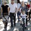 Gwen Stefani, son mari Gavin Rossdale et leurs deux  enfants Kingston et Zuma (13 novembre 2010 dans un parc de West Hollywood)