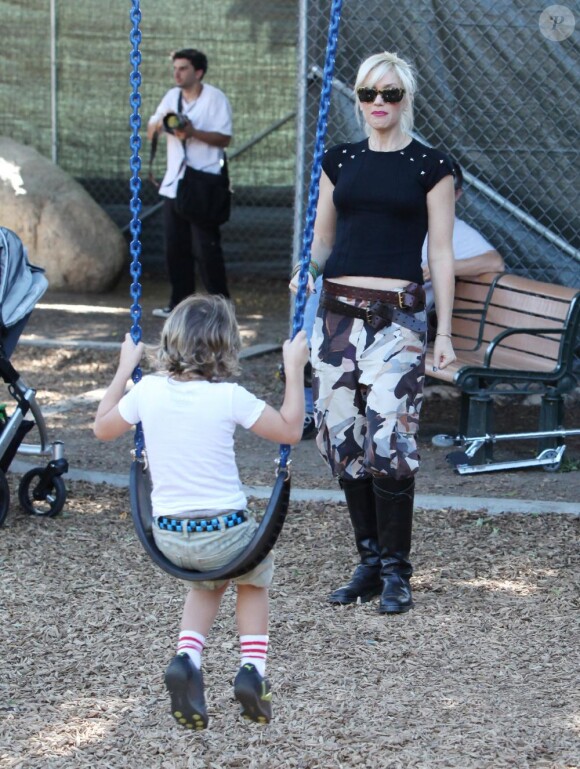 Gwen Stefani et Kingston (13 novembre 2010 dans un parc de West Hollywood)