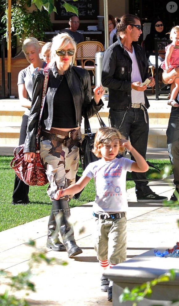 Gwen Stefani, son mari Gavin Rossdale et leurs deux  enfants Kingston et Zuma (13 novembre 2010 dans un parc de West Hollywood)