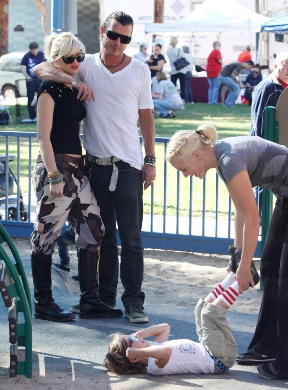 Gwen Stefani, son mari Gavin Rossdale et Kingston (13 novembre 2010 dans un parc de West Hollywood)