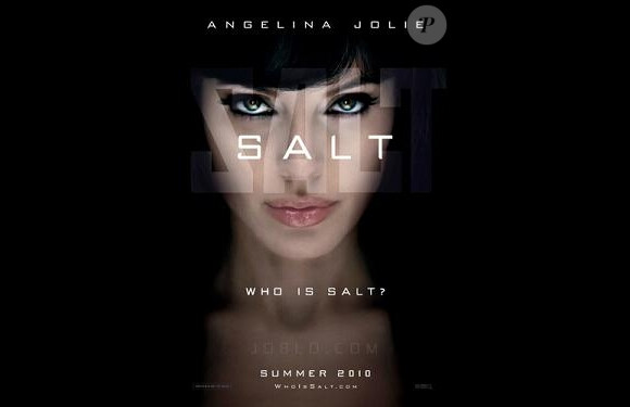 Angelina Jolie sur l'affiche de Salt porte le gloss Chantecaille en couleur Charm. 