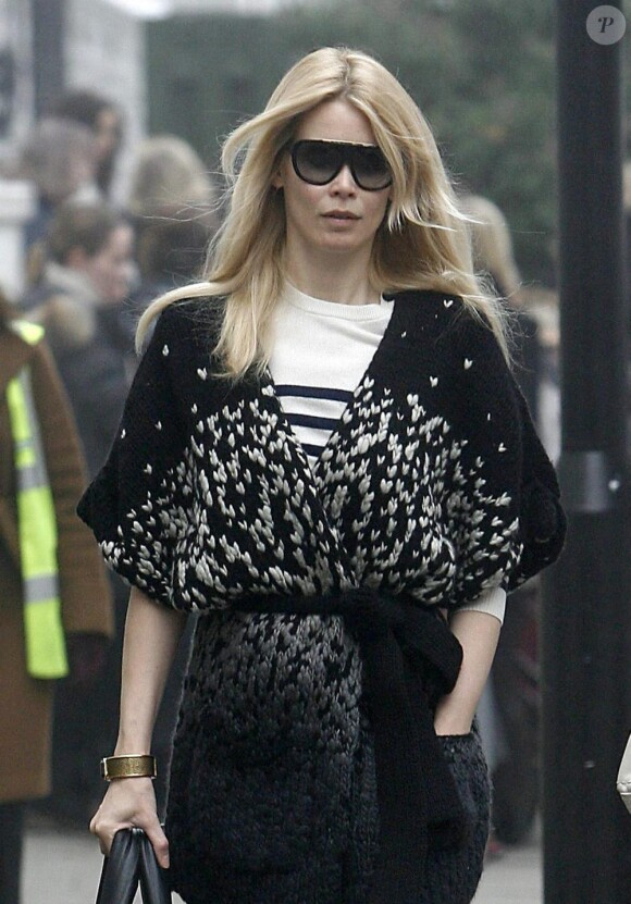Claudia Schiffer dans les rues de Londres le 16 novembre 2010 avec look au top . Bravo pour le sac Coco Cocoon de Chanel.