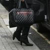 Claudia Schiffer dans les rues de Londres le 16 novembre 2010 avec look au top . Bravo pour le sac Coco Cocoon de Chanel.