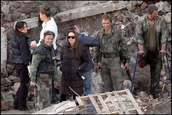 Angelina Jolie sur le tournage de son premier film en tant que réalisatrice, en Hongrie, en novembre 2010.
