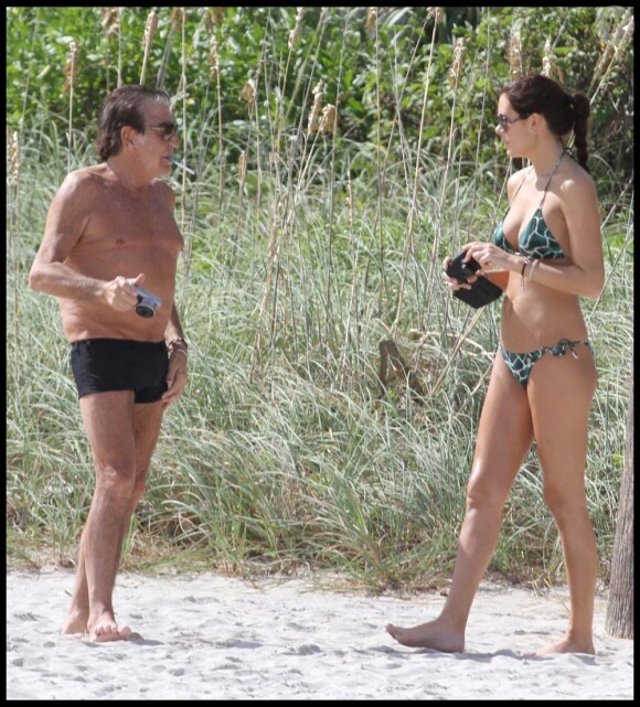 Roberto Cavalli et une amie sur une plage de Miami, le 19 novembre 2010