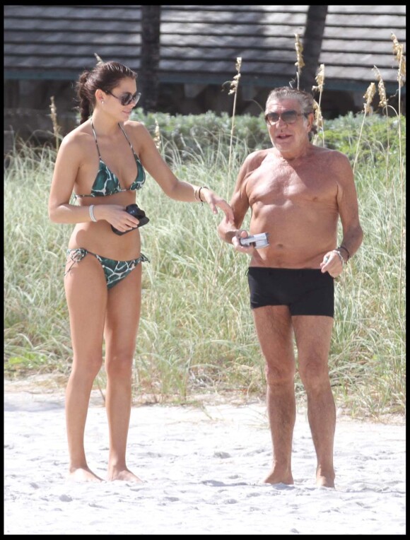 Roberto Cavalli et une amie sur une plage de Miami, le 19 novembre 2010