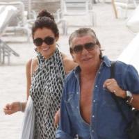 Roberto Cavalli en charmante compagnie sur la plage... Sans sa femme !