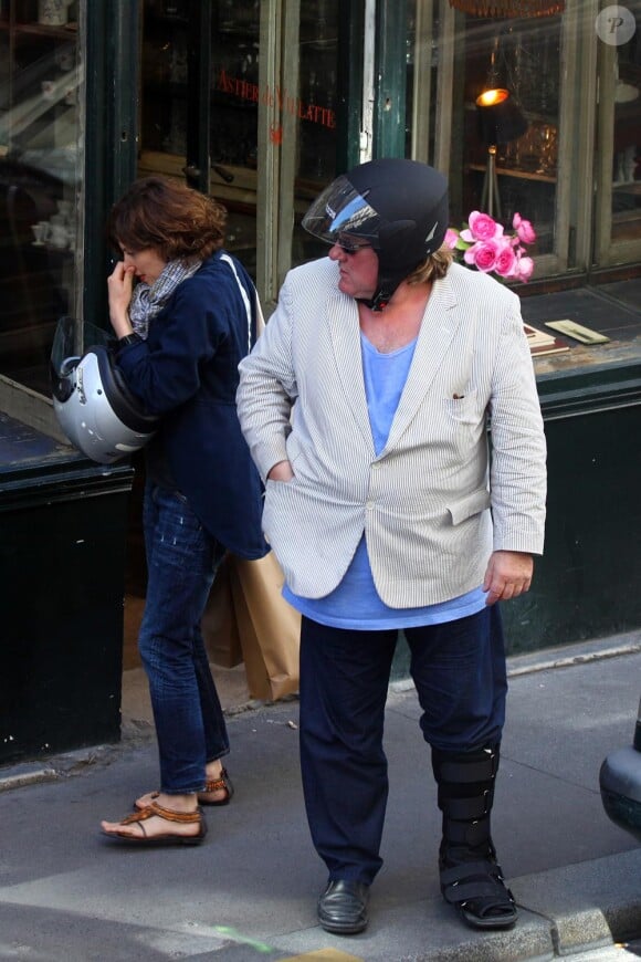 Gérard Depardieu en septembre 2010 à Paris, bien "enveloppé" dans sa veste à rayures !