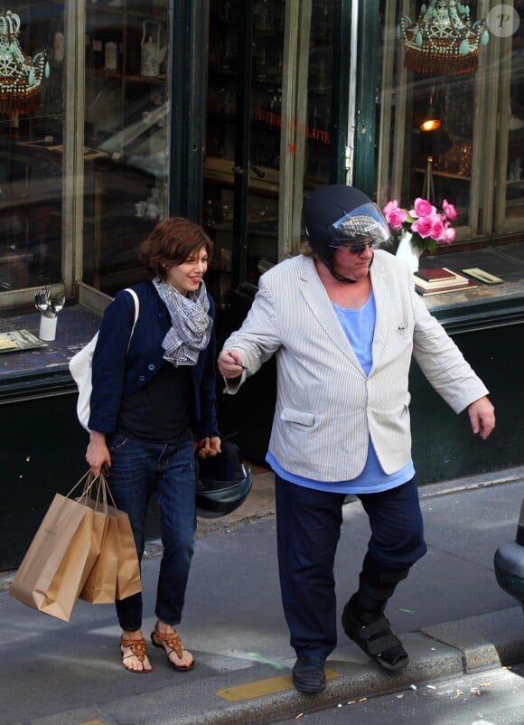 Gérard Depardieu en septembre 2010 à Paris, bien "enveloppé" dans sa veste à rayures !