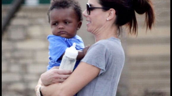 Sandra Bullock voudrait une petite soeur pour son fils Louis !