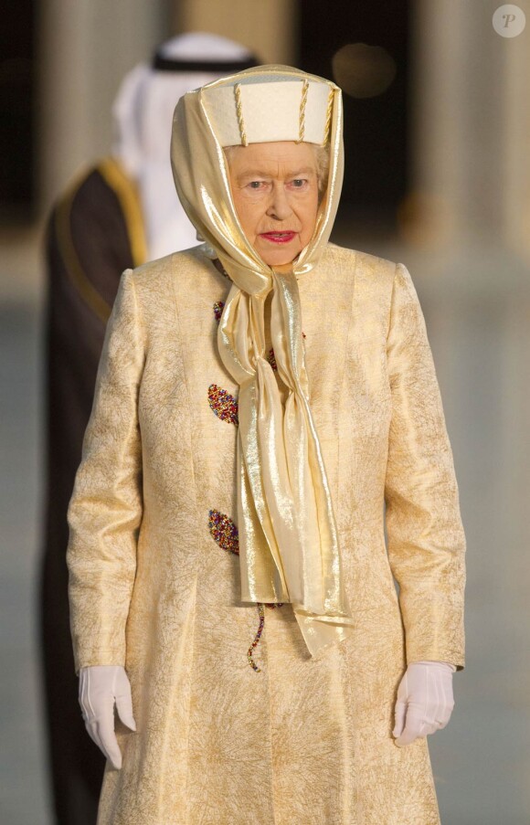 Mercredi 25 novembre 2010, la reine Elizabeth II entamait une visite officielle de 5 jours dans le golfe, accompagnée de son époux et de leur fils Andrew, duc d'York. Dès son arrivée à Abu Dhabi, elle a été emmenée à la mosquée Sheikh Zhayed.