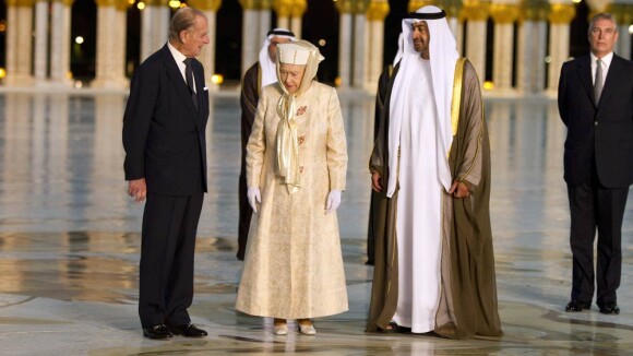 Elizabeth II : Une reine pieds nus pour fouler le plus beau tapis au monde !