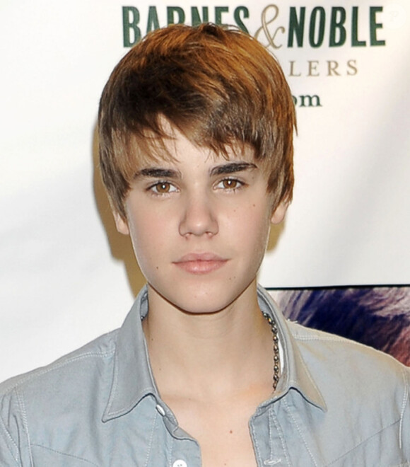 Justin Bieber signe son livre First step 2 for ever dans une librairie de New York, vendredi 26 novembre.