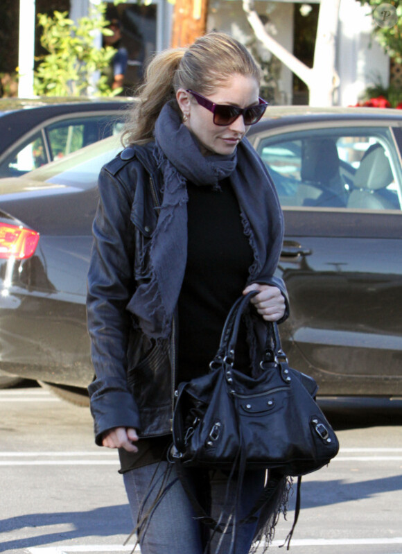 Rebecca Gayheart, en compagnie de son mari Eric Dane, fait du shopping, samedi 27 novembre 2010, à Los Angeles.
