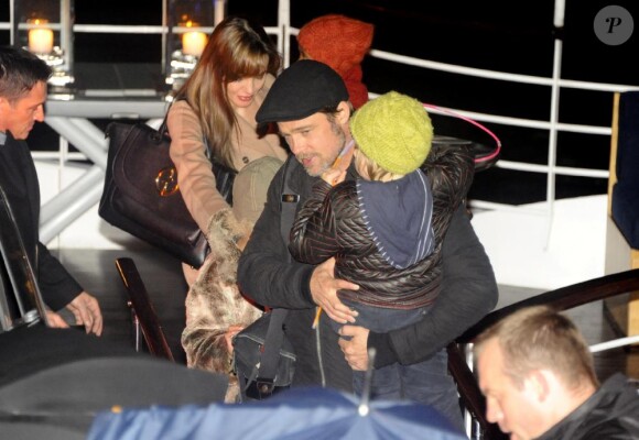 Angelina Jolie, Brad Pitt, et leurs enfants, sur une péniche sur la Seine pour l'anniversaire de Pax, à Paris, le 27 novembre 2010