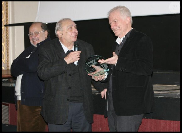 Claude Chabrol remettant un prix à André Dussolier lors du festival de Luchon en 2010