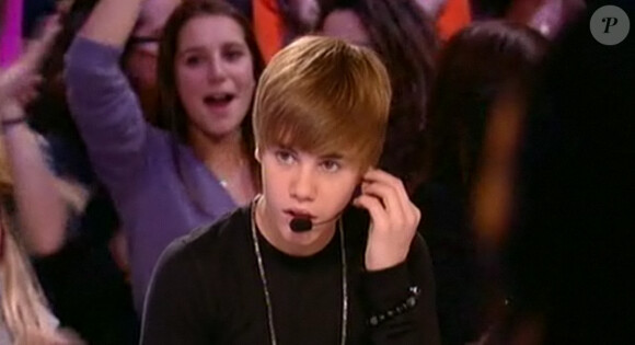 Justin Bieber se produit sur la scène du Grand Journal de Canal+, mardi 30 novembre 2010.