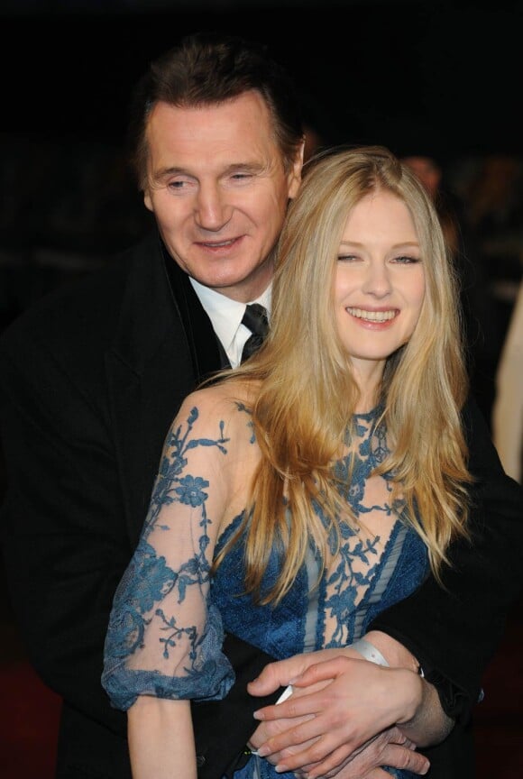 Liam Neeson et Laura Brent à l'occasion de l'avant-première britannique du Monde de Narnia : L'odyssée du passeur d'aurore, à l'Odeon de Leicester Square, à Londres, le 30 novembre 2010.