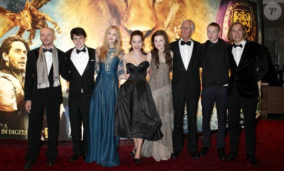 Tout le casting à l'occasion de l'avant-première britannique du Monde de Narnia : L'odyssée du passeur d'aurore, à l'Odeon de Leicester Square, à Londres, le 30 novembre 2010.
