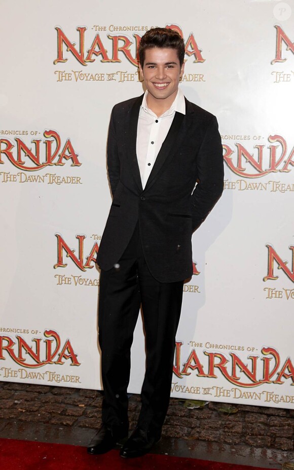Joe McElderry à l'occasion de l'avant-première britannique du Monde de Narnia : L'odyssée du passeur d'aurore, à l'Odeon de Leicester Square, à Londres, le 30 novembre 2010.