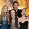 Liam Neeson entoure de ses bras Laura Brent, Georgie Henley et Anna Popplewell, à l'occasion de l'avant-première britannique du Monde de Narnia : L'odyssée du passeur d'aurore, à l'Odeon de Leicester Square, à Londres, le 30 novembre 2010.
