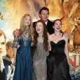 Liam Neeson entoure de ses bras Laura Brent, Georgie Henley et Anna Popplewell, à l'occasion de l'avant-première britannique du  Monde de Narnia : L'odyssée du passeur d'aurore , à l'Odeon de Leicester Square, à Londres, le 30 novembre 2010.<b