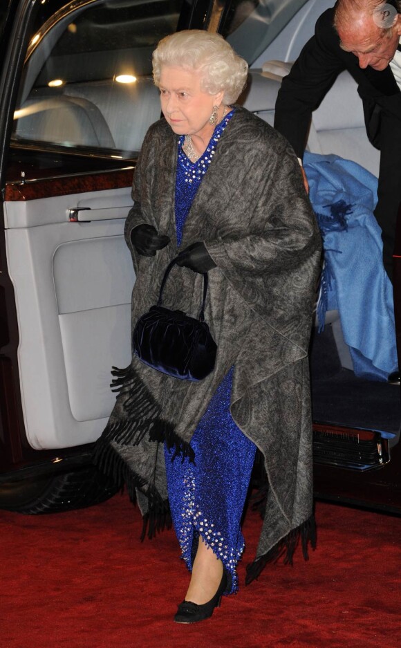 La Reine Elizabeth II à l'occasion de l'avant-première britannique du Monde de Narnia : L'odyssée du passeur d'aurore, à l'Odeon de Leicester Square, à Londres, le 30 novembre 2010.