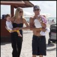 Lance Armstrong, sa compagne Anna Hansen et leurs deux petits anges Max et Olivia Marie profitent des plaisirs de Miami, le 30 novembre 2010.