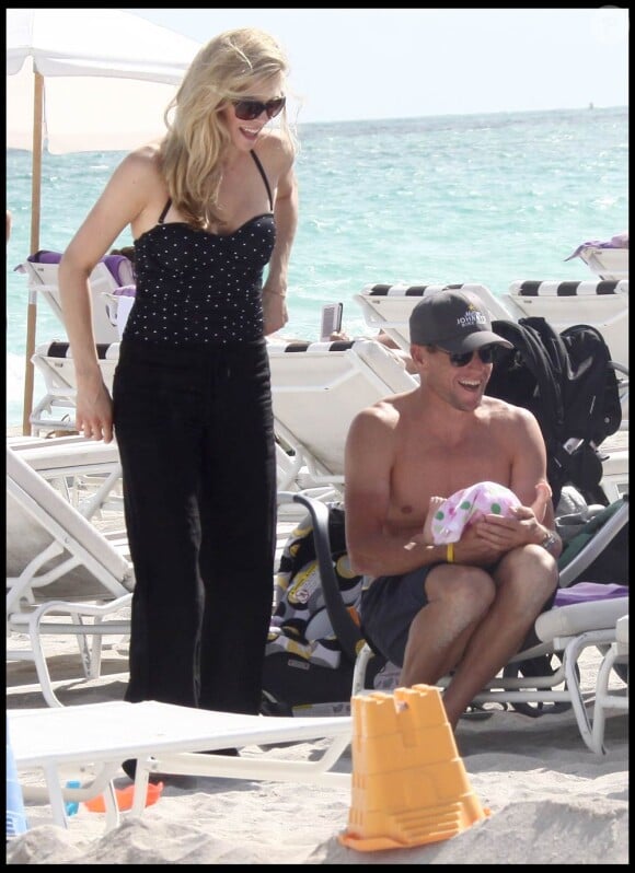 Lance Armstrong, sa compagne Anna Hansen et leurs deux petits anges Max et Olivia Marie profitent des plaisirs de Miami, le 30 novembre 2010.