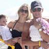 Lance Armstrong, sa compagne Anna Hansen et leurs deux petits anges Max et Olivia Marie profitent des plaisirs de Miami, le 30 novembre 2010.