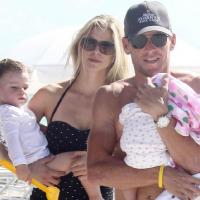 Lance Armstrong et sa belle Anna à la plage avec leurs adorables Max et Olivia !