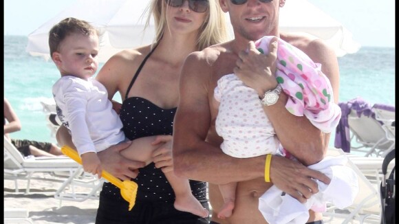 Lance Armstrong et sa belle Anna à la plage avec leurs adorables Max et Olivia !