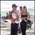 Lance Armstrong, sa compagne Anna Hansen et leurs deux petits anges Max et Olivia Marie profitent des plaisirs de Miami, le 30 novembre 2010.