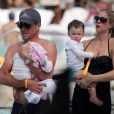 Lance Armstrong sur la plage avec sa femme Anna et leurs enfants Max et Olivia, à Miami le 30 novembre 2010