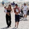 Lance Armstrong sur la plage avec sa femme Anna et leurs enfants Max et Olivia, à Miami le 30 novembre 2010