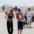 Lance Armstrong sur la plage avec sa femme Anna et leurs enfants Max et Olivia, à Miami le 30 novembre 2010
